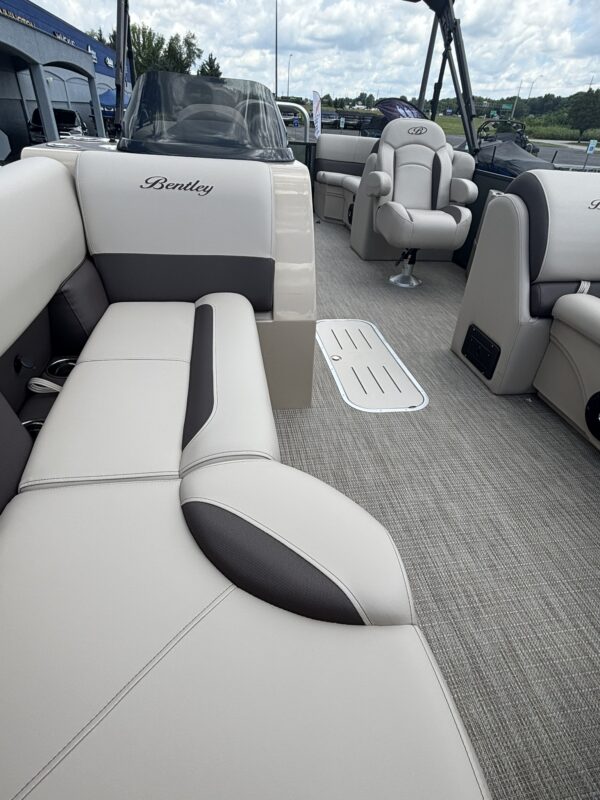2026 Bentley 223 Legacy Navigator
