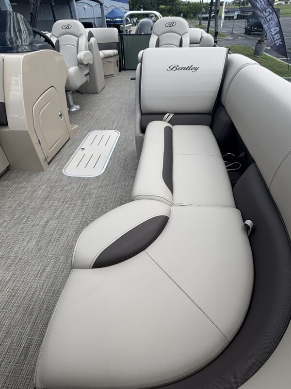2026 Bentley 223 Legacy Navigator