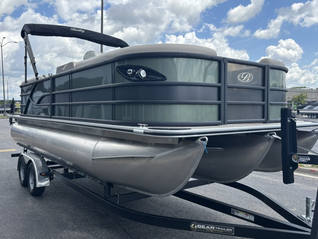 2026 Bentley 223 Legacy Navigator