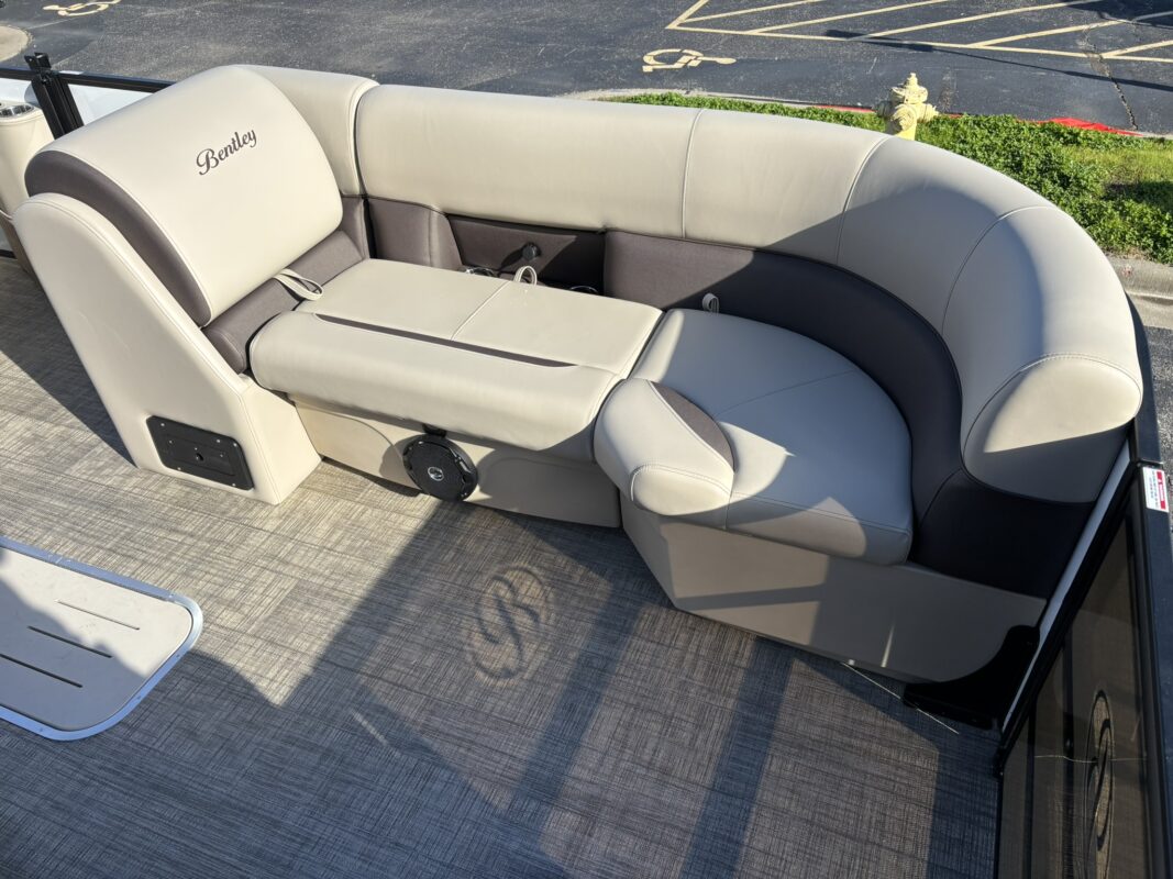 2026 Bentley 223 Legacy Navigator