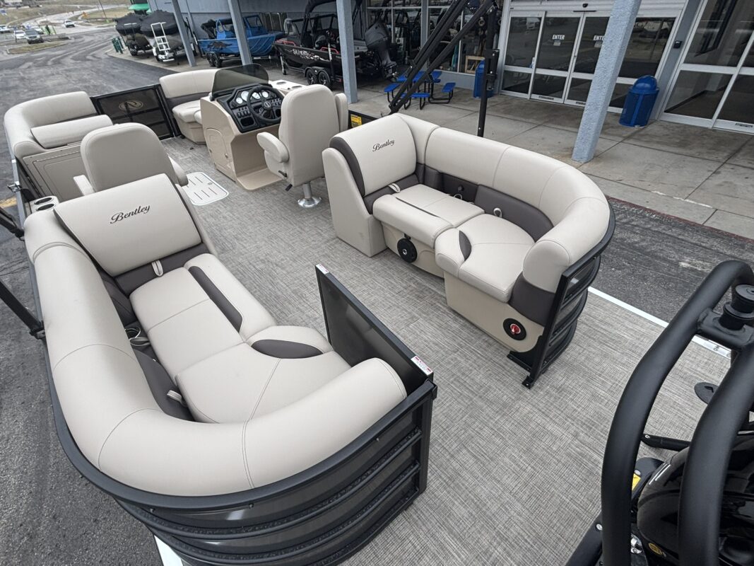 2026 Bentley 223 Legacy Navigator