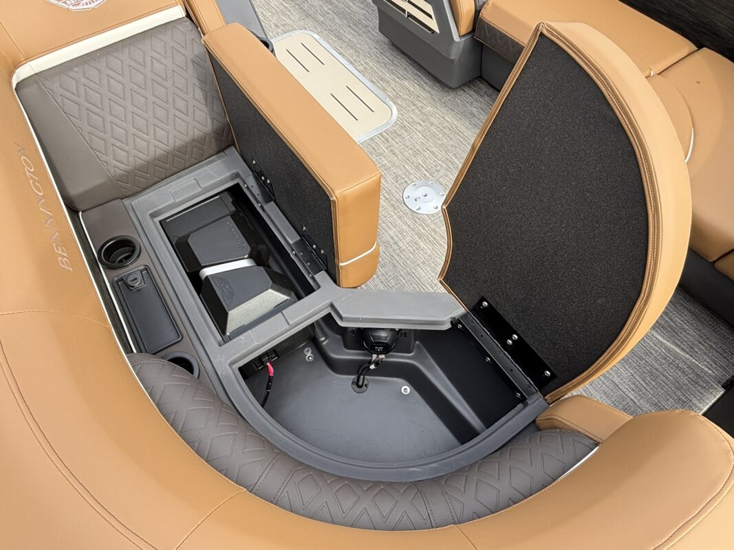 2026 Bennington 23 MCSB Luxe