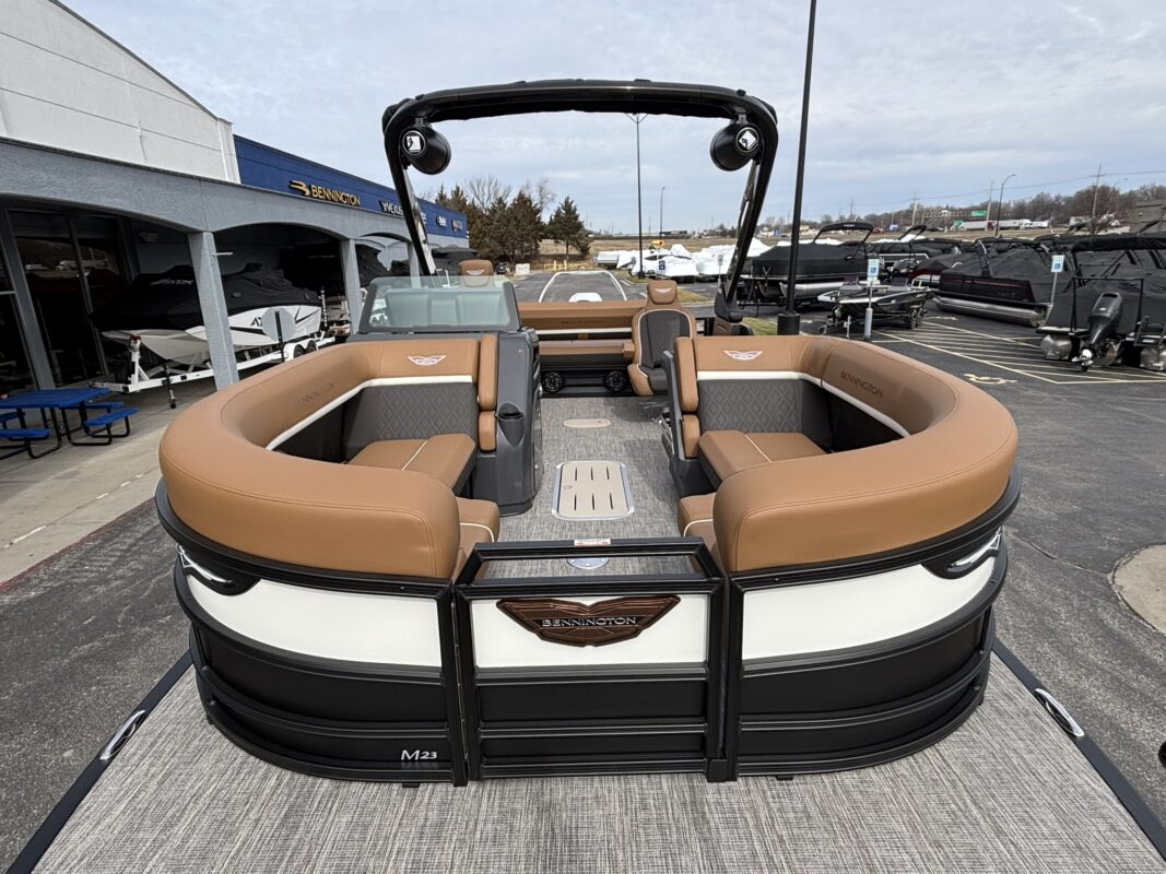 2026 Bennington 23 MCSB Luxe