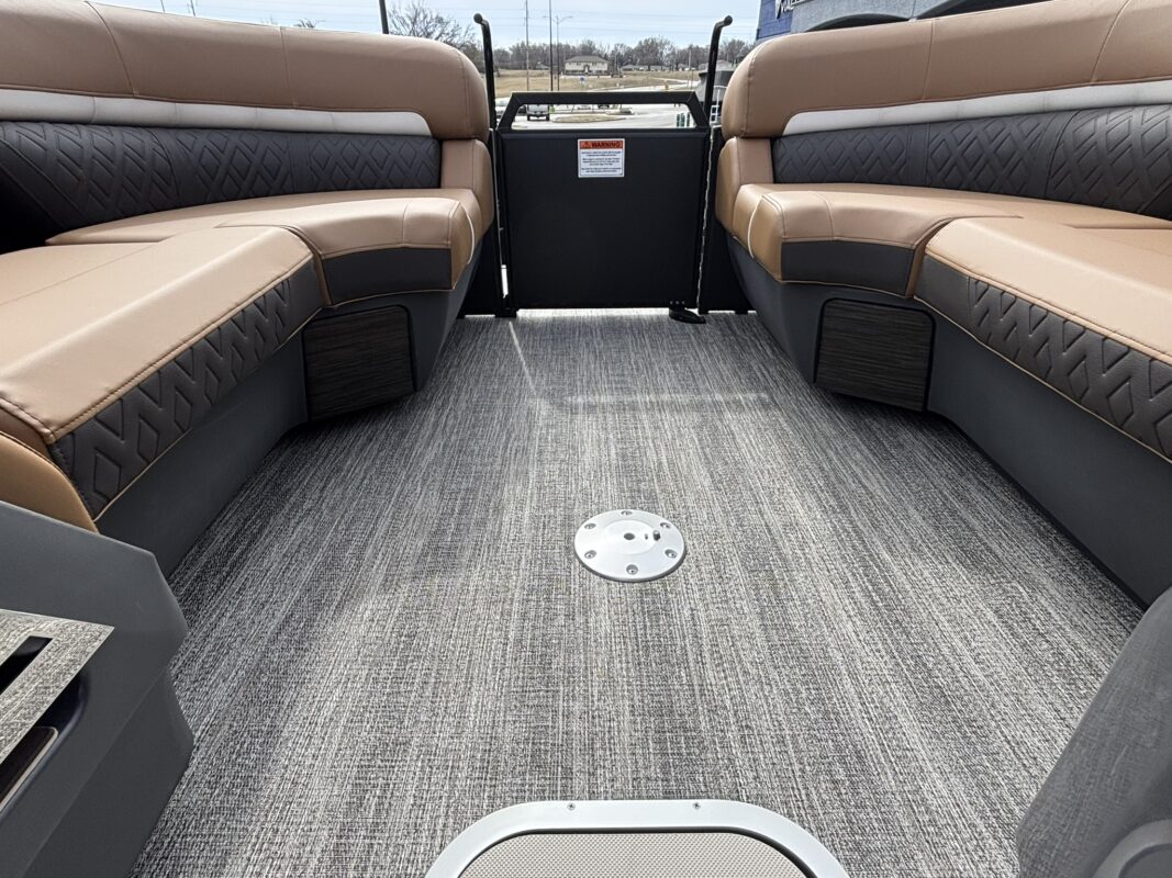 2026 Bennington 23 MCSB Luxe