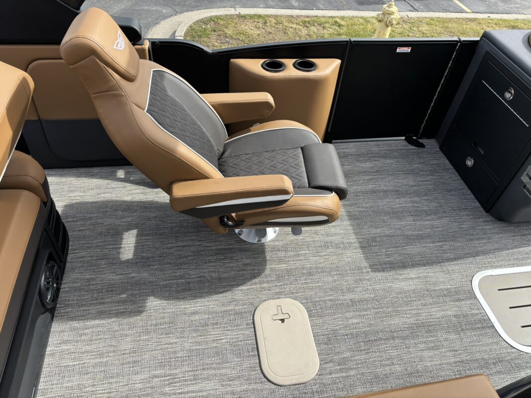 2026 Bennington 23 MCSB Luxe