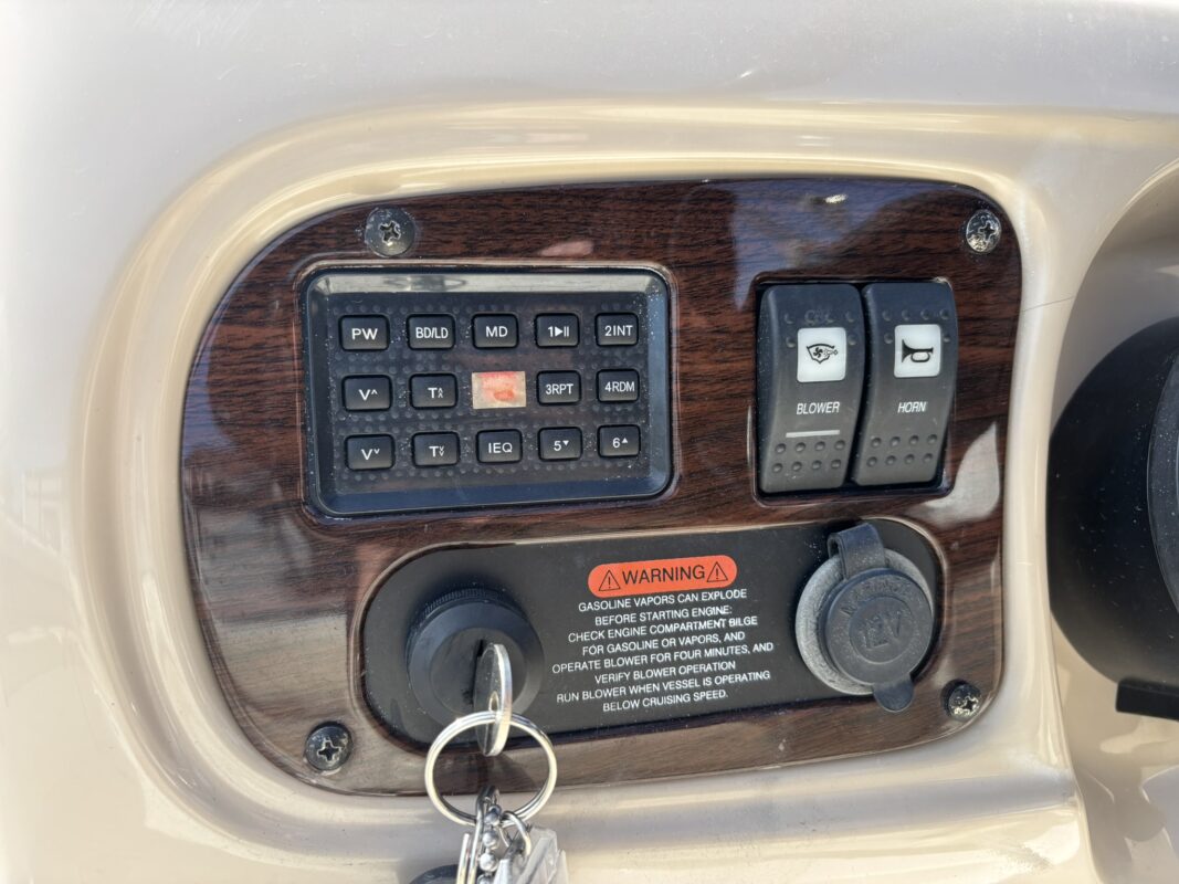 2005 Chaparral 232 Sunesta