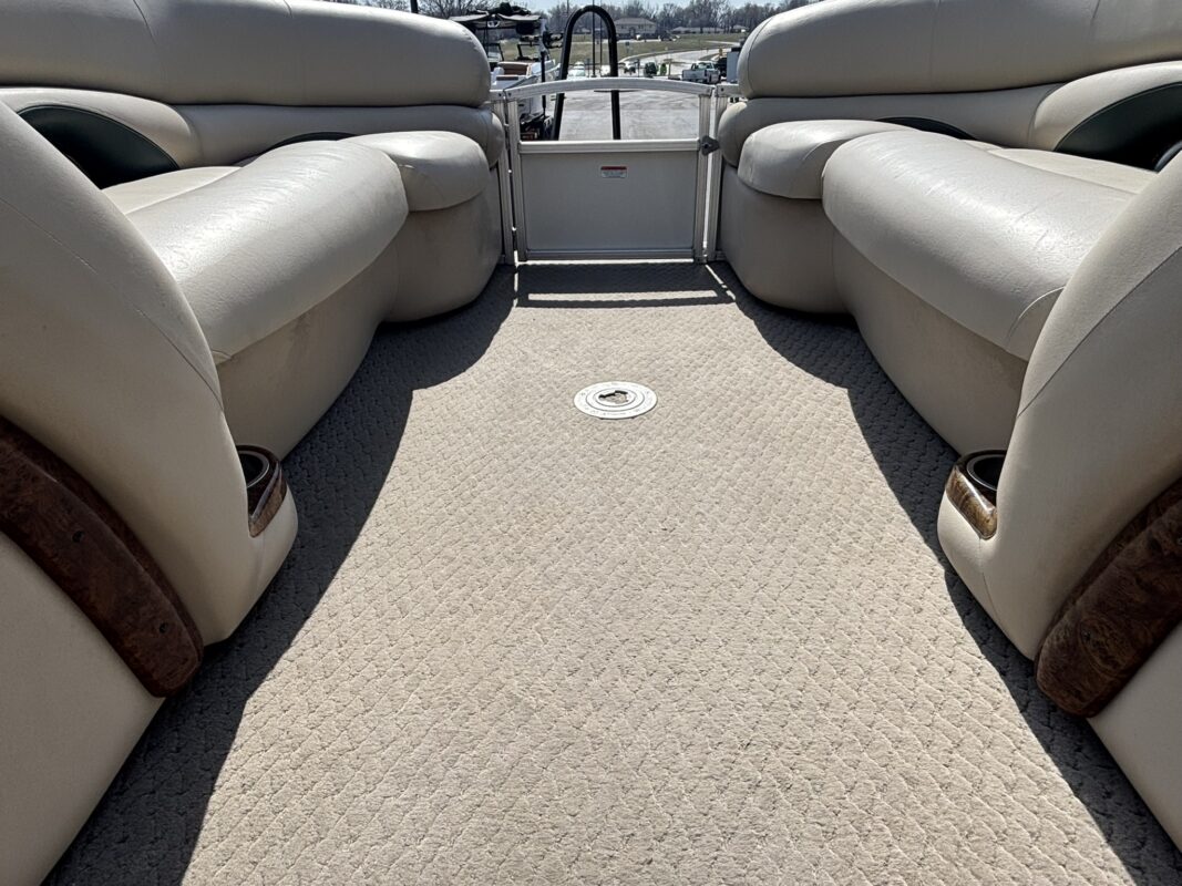 2010 Sun Tracker Party Barge 22