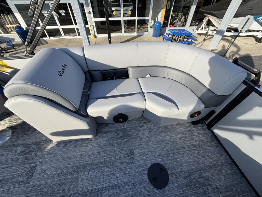 2026 Bentley 223 Legacy Navigator