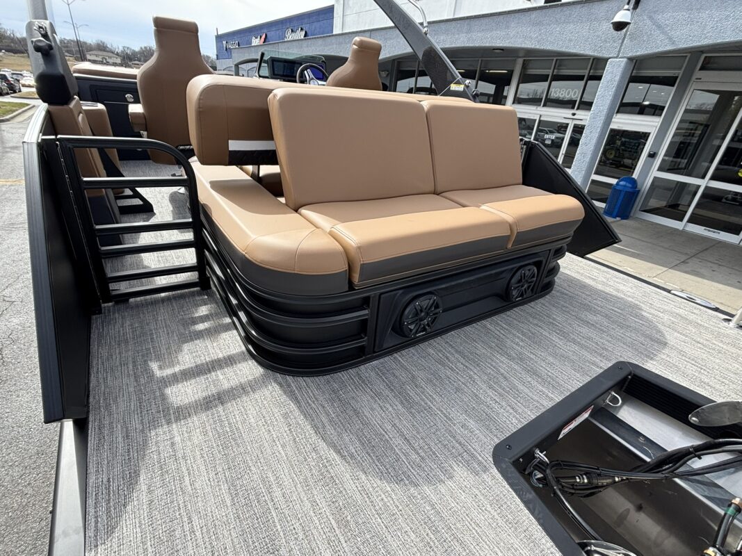 2026 Bennington 23 MCSB Luxe