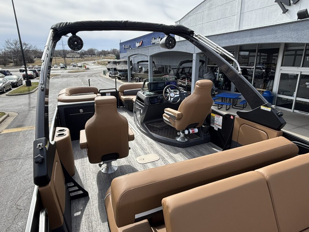 2026 Bennington 23 MCSB Luxe