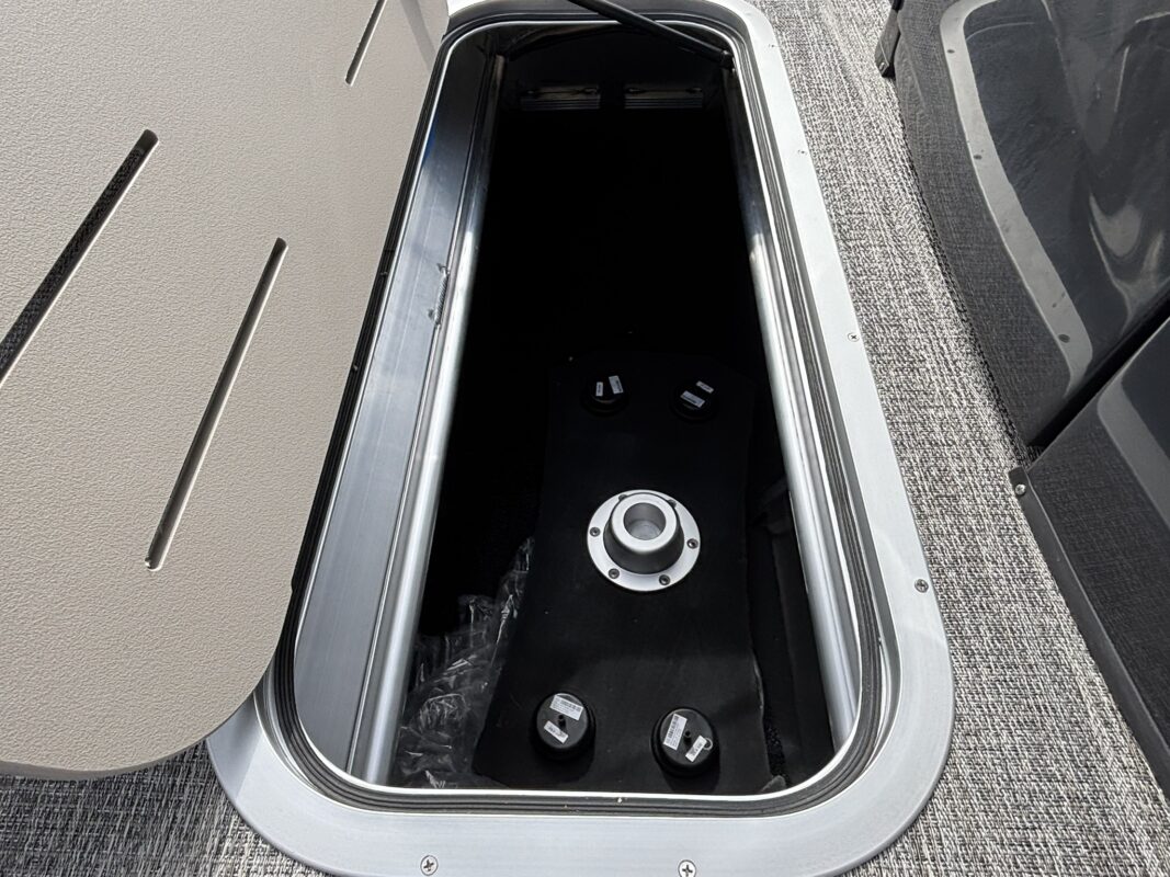 2026 Bennington 23 MCSB Luxe