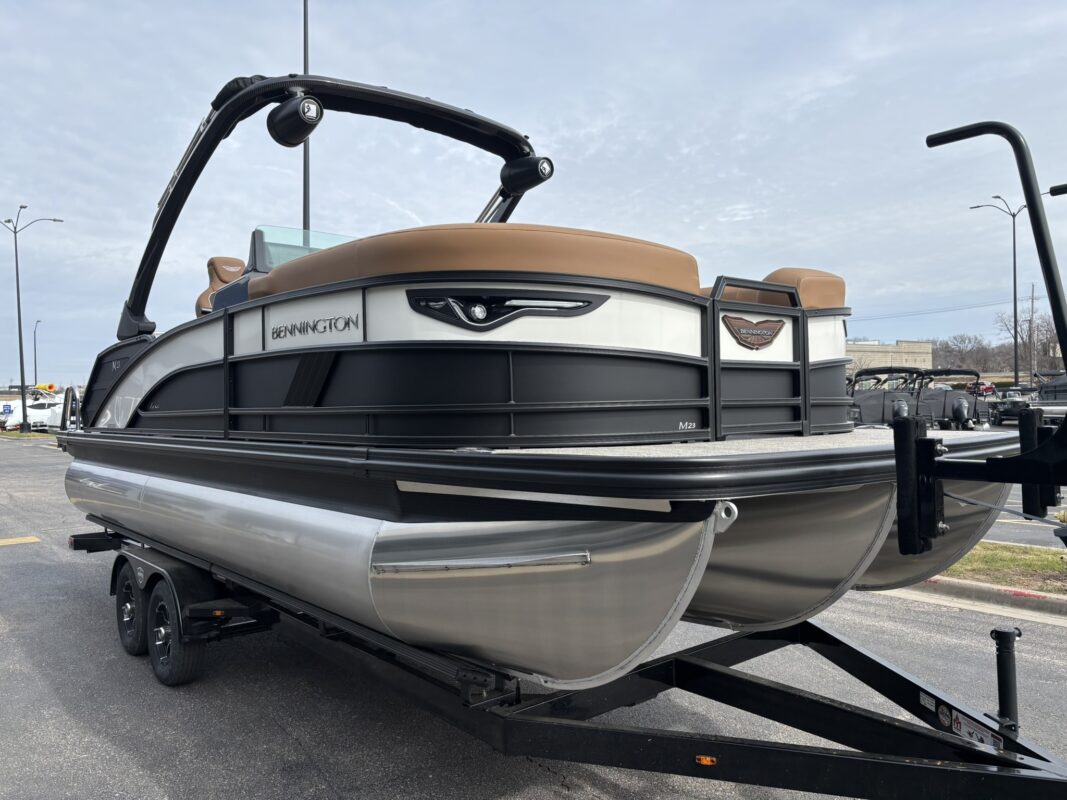 2026 Bennington 23 MCSB Luxe