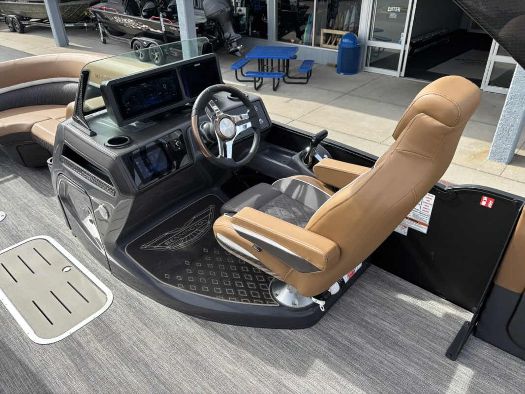 2026 Bennington 23 MCSB Luxe