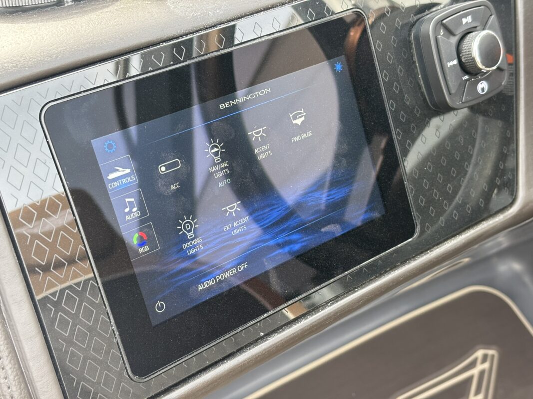 2026 Bennington 23 MCSB Luxe