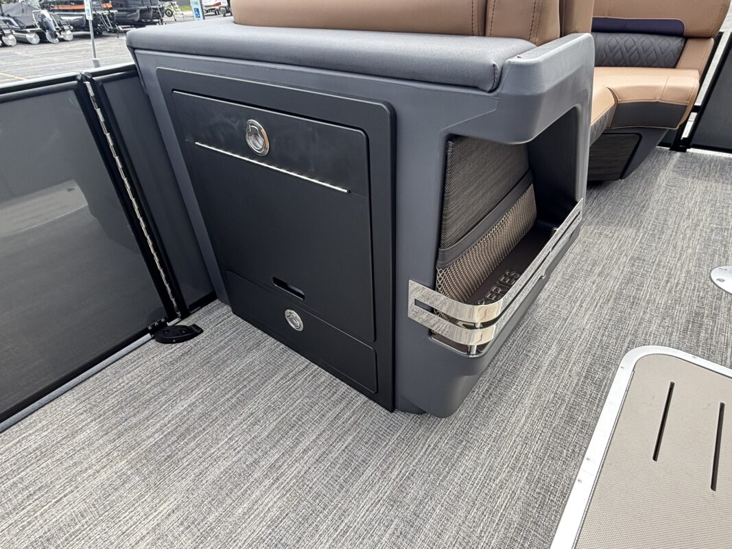 2026 Bennington 23 MCSB Luxe