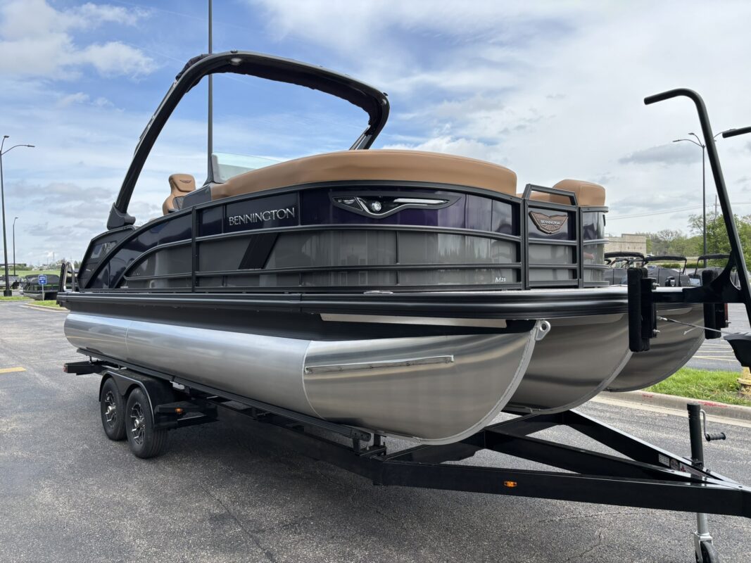 2026 Bennington 23 MCSB Luxe