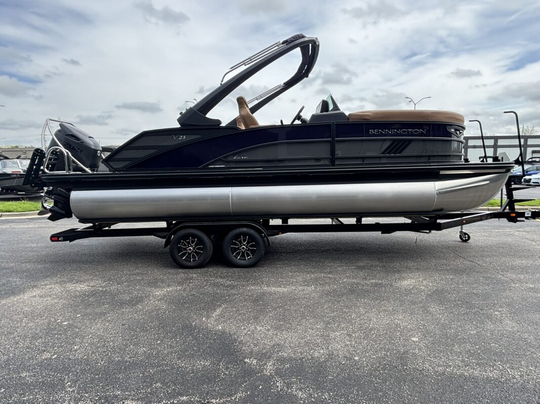 2026 Bennington 23 MCSB Luxe
