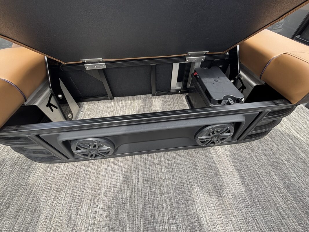 2026 Bennington 23 MCSB Luxe