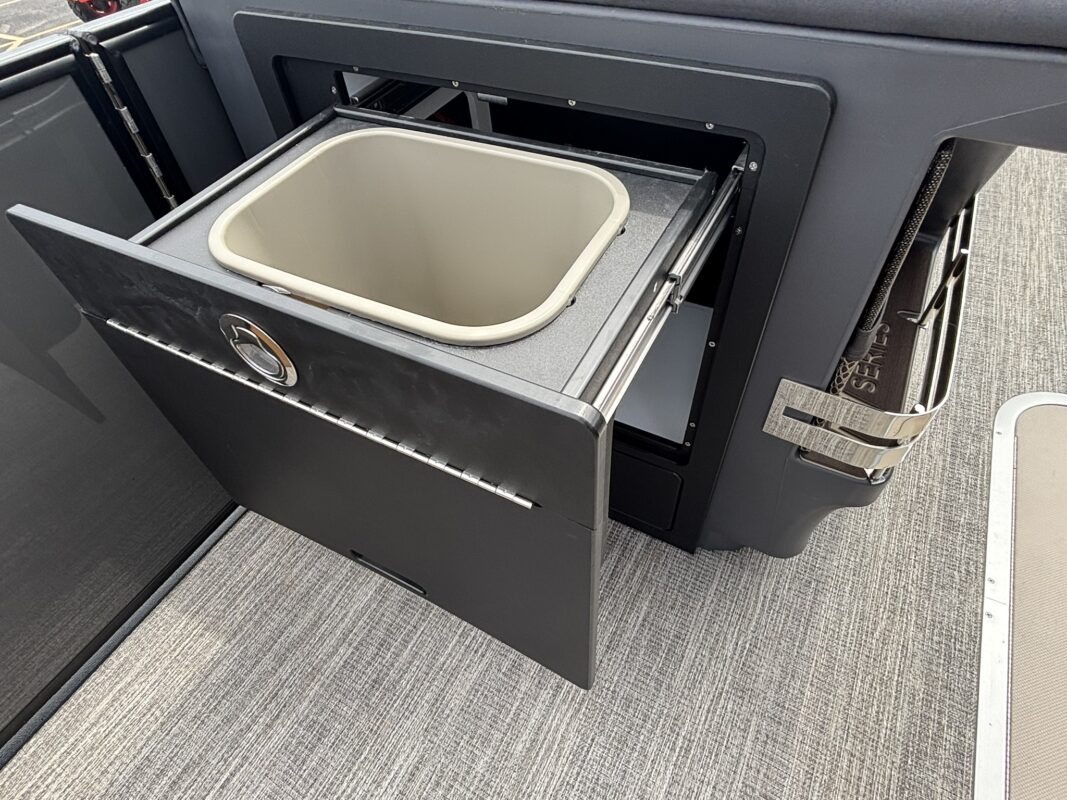 2026 Bennington 23 MCSB Luxe