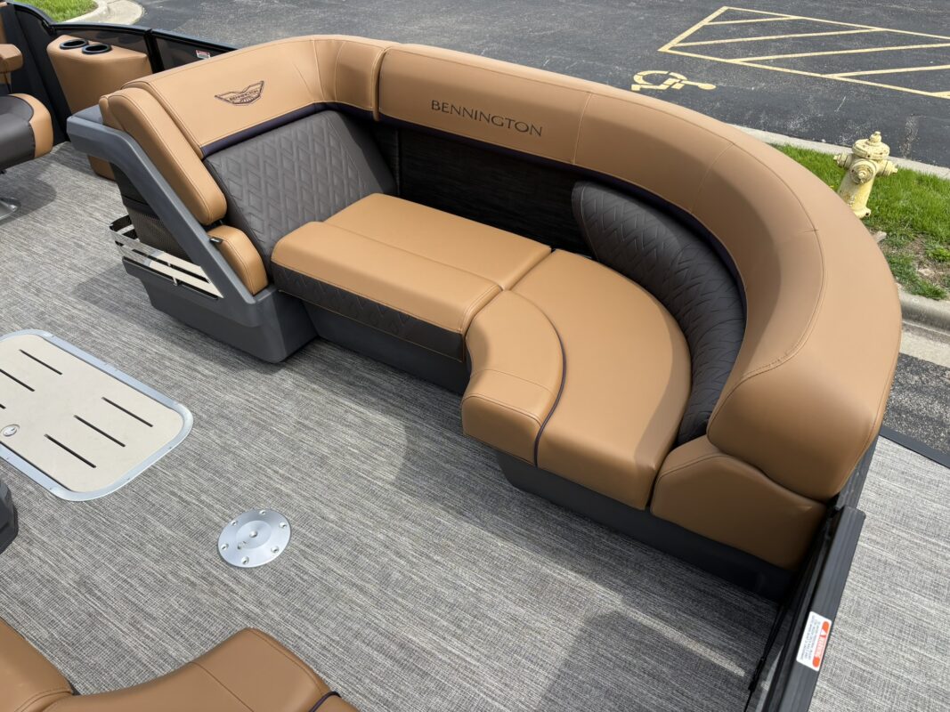 2026 Bennington 23 MCSB Luxe