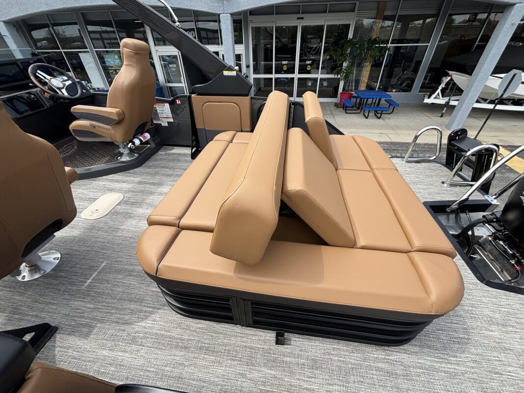 2026 Bennington 23 MCSB Luxe