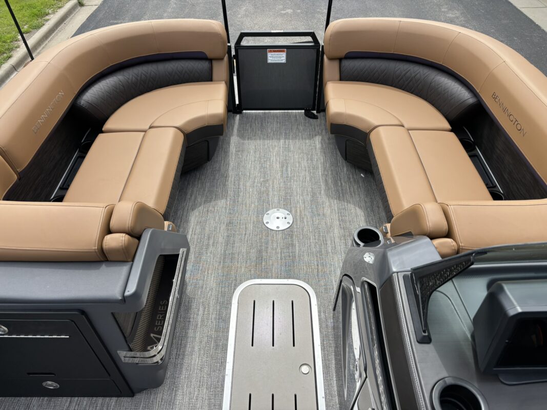 2026 Bennington 23 MCSB Luxe