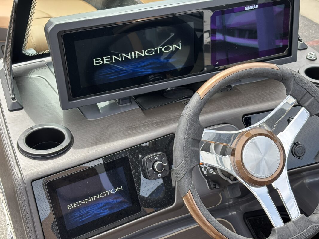 2026 Bennington 23 MCSB Luxe