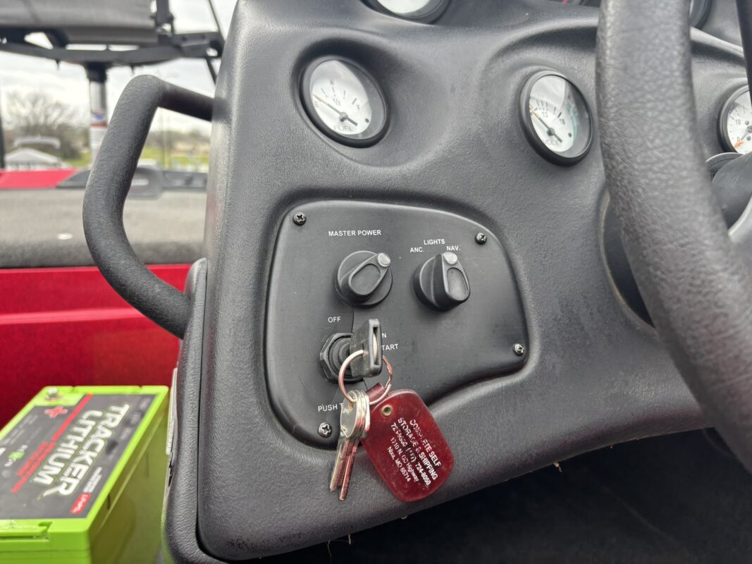 2003 Tracker NX 882 DC