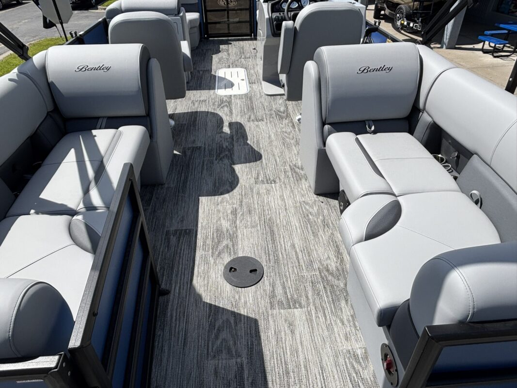 2026 Bentley 223 Legacy Navigator
