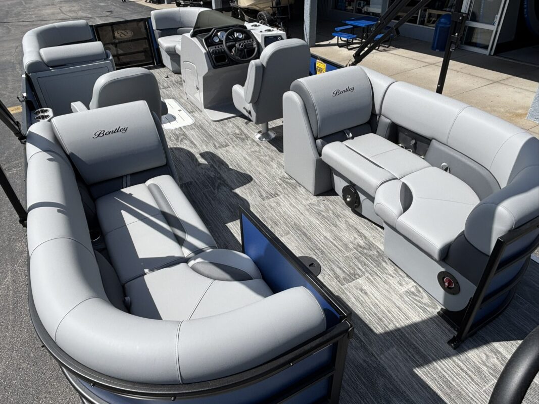 2026 Bentley 223 Legacy Navigator