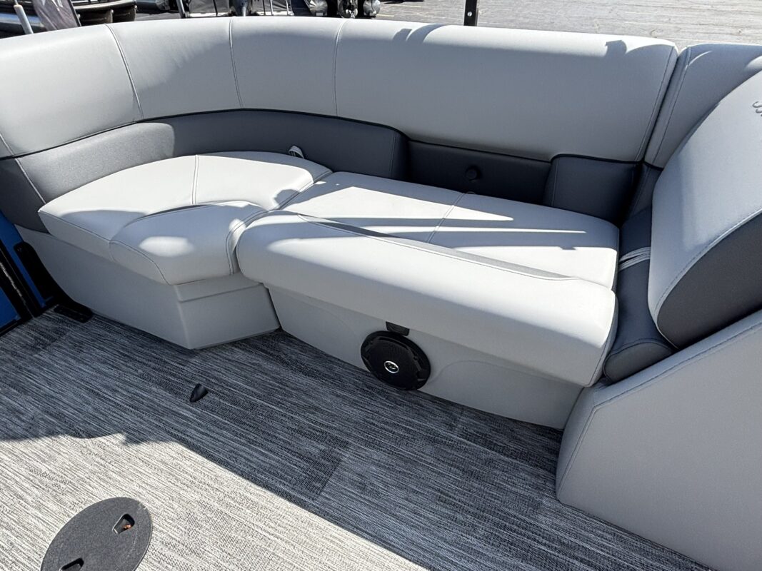 2026 Bentley 223 Legacy Navigator