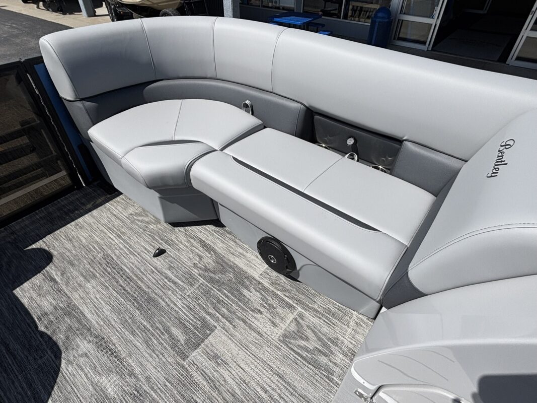 2026 Bentley 223 Legacy Navigator
