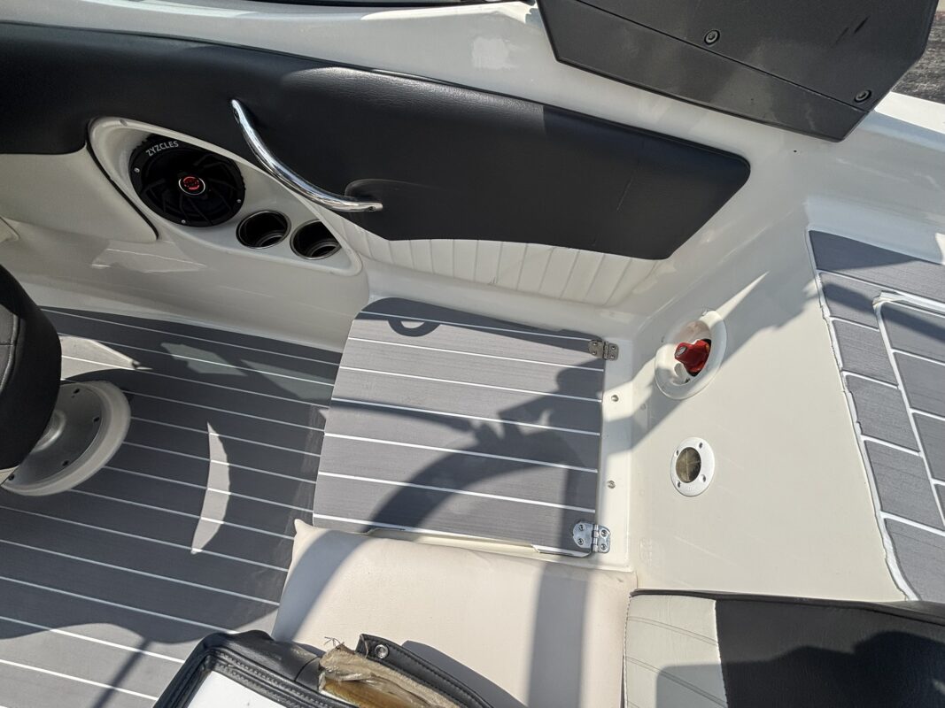 2016 Sting Ray 208 LR