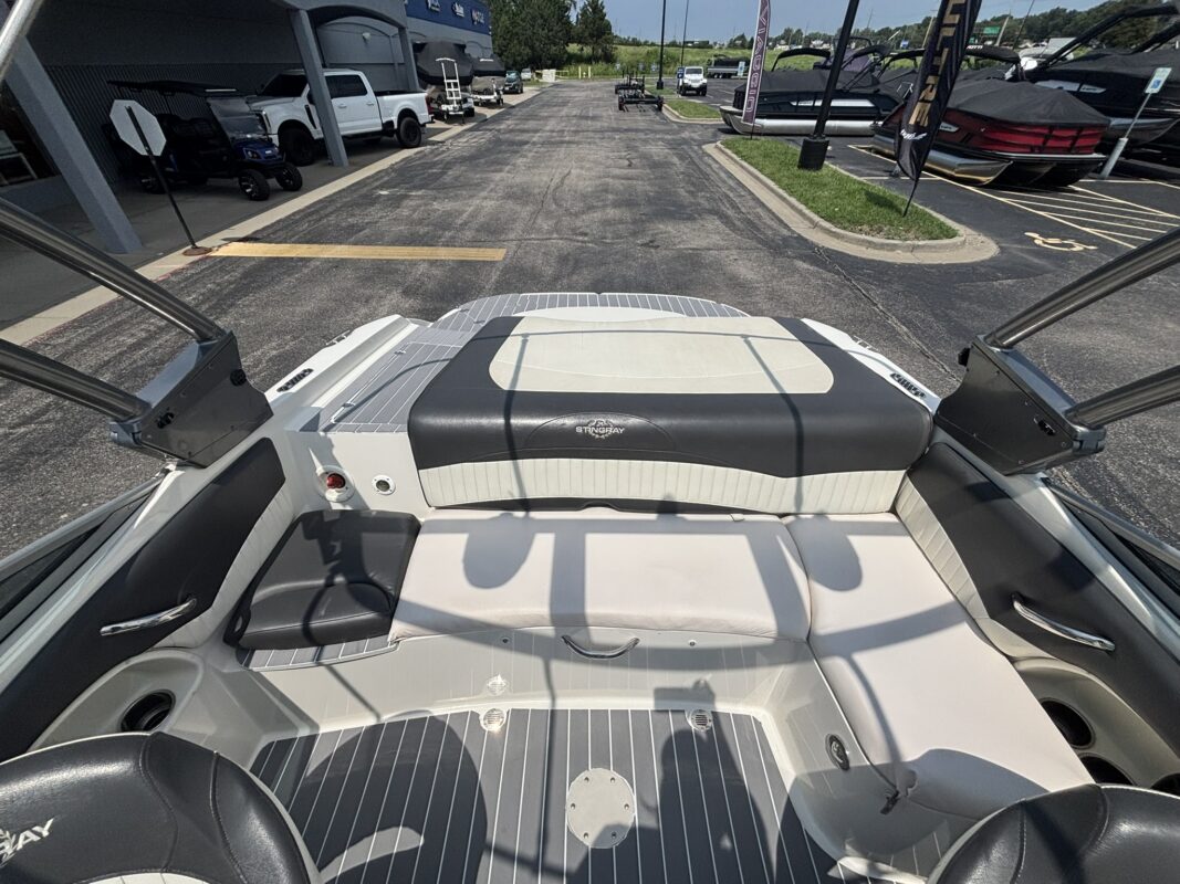 2016 Sting Ray 208 LR