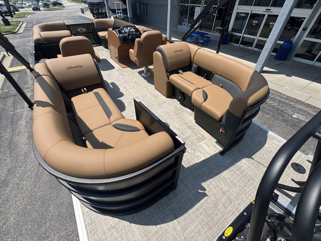 2027 Bentley 223 Legacy Navigator