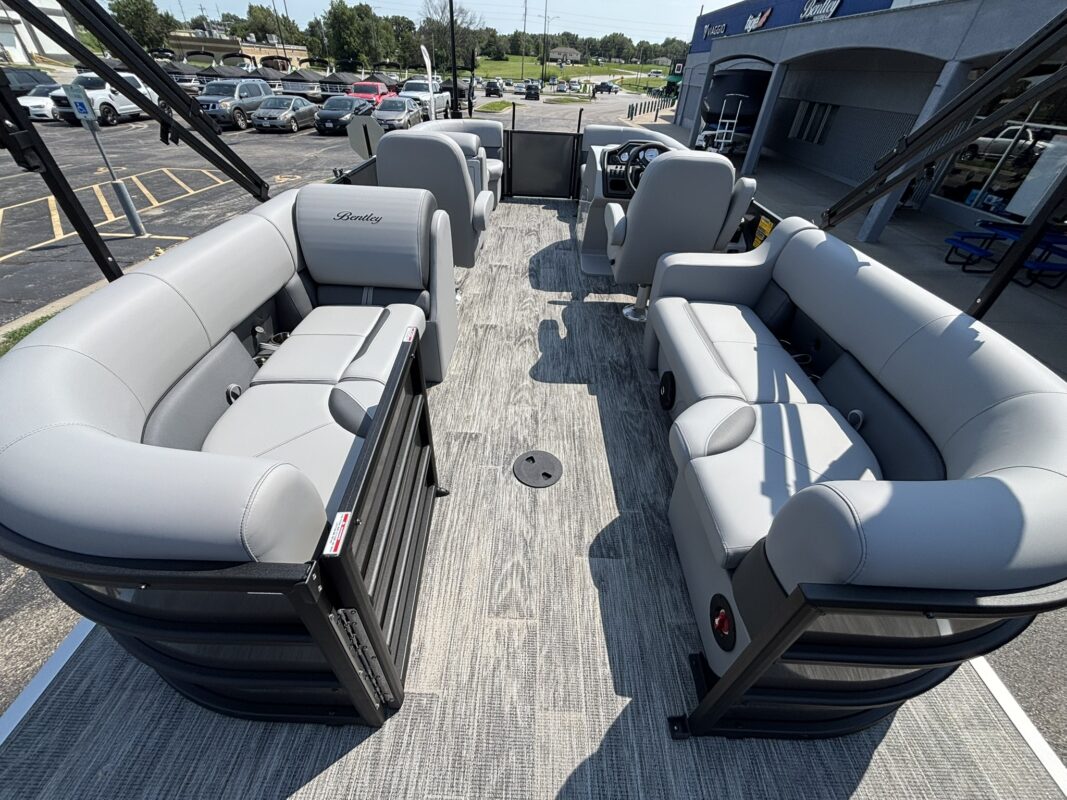 2027 Bentley 200 Legacy Navigator