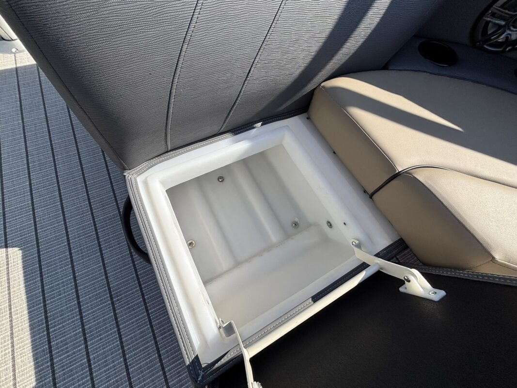 2027 Viaggio V22R