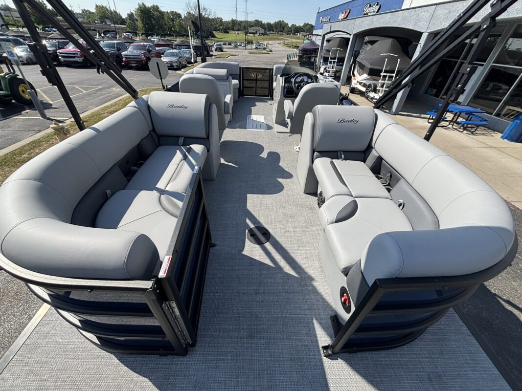 2027 Bentley 223 Legacy Navigator
