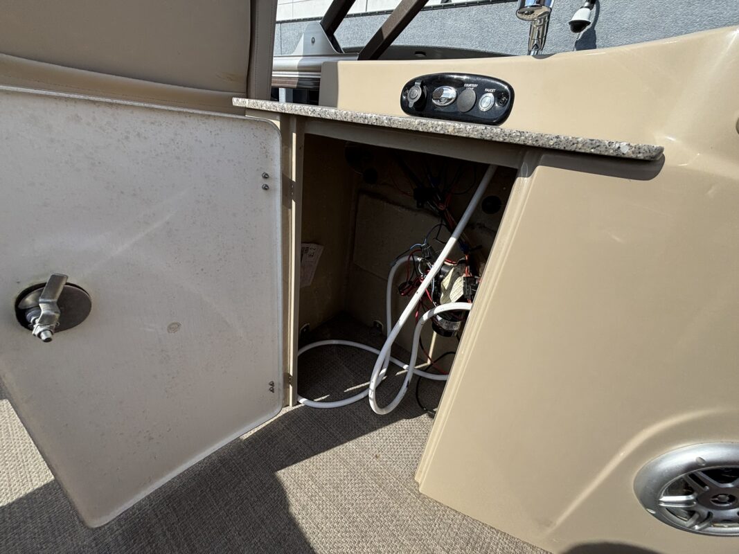 2016 Tracker Regency 254 LE3