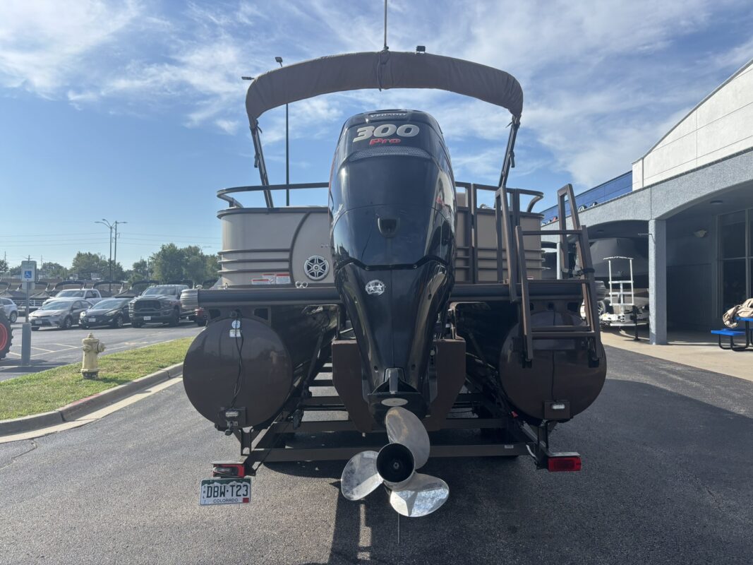 2016 Tracker Regency 254 LE3