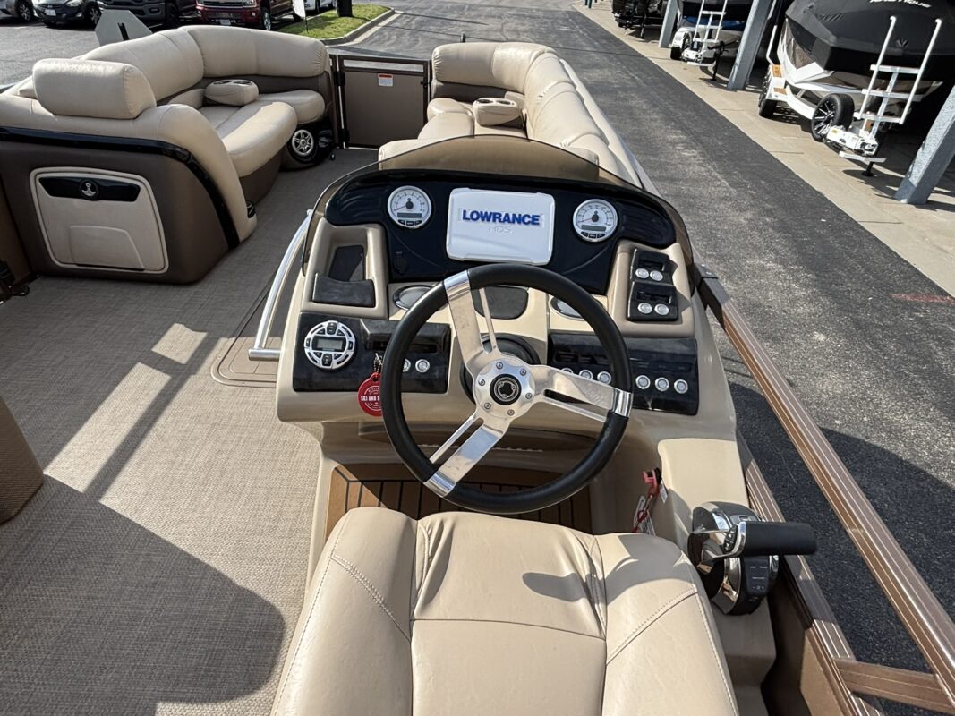 2016 Tracker Regency 254 LE3