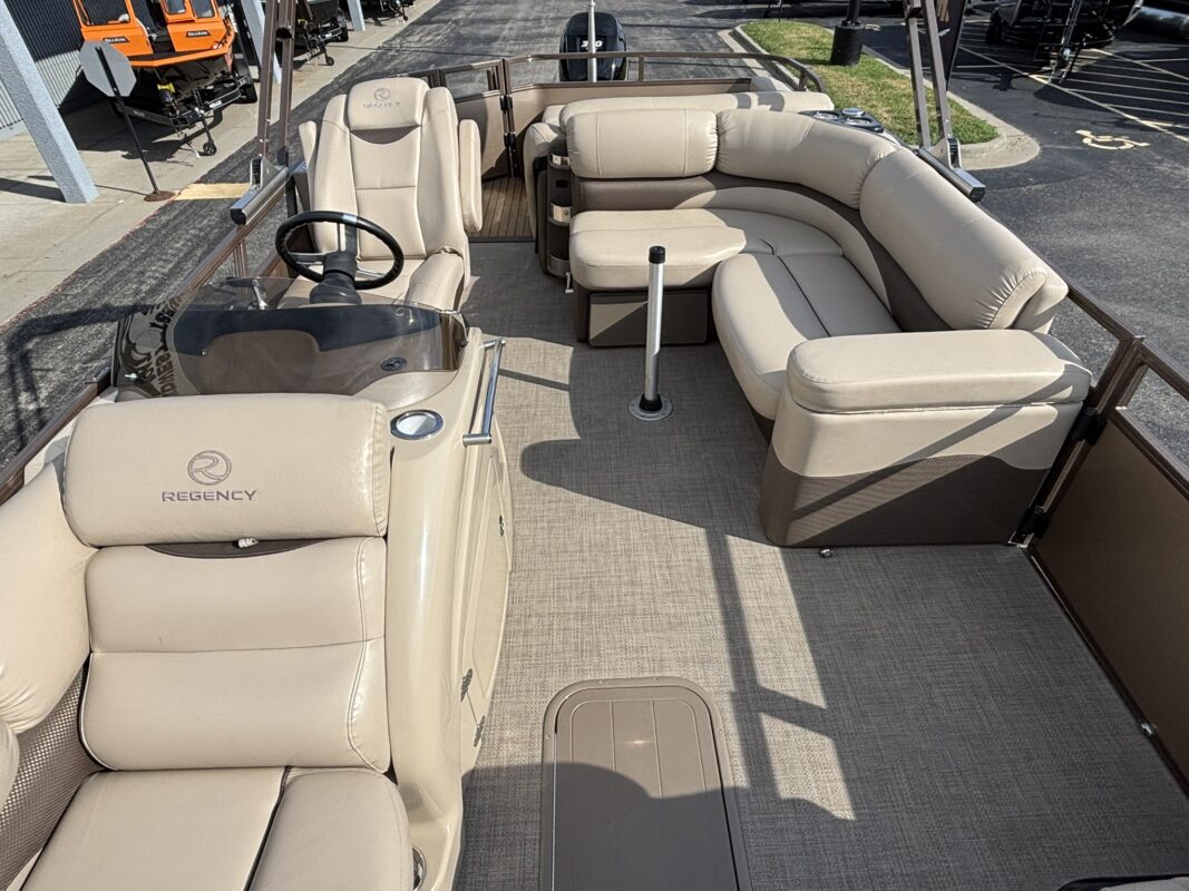 2016 Tracker Regency 254 LE3