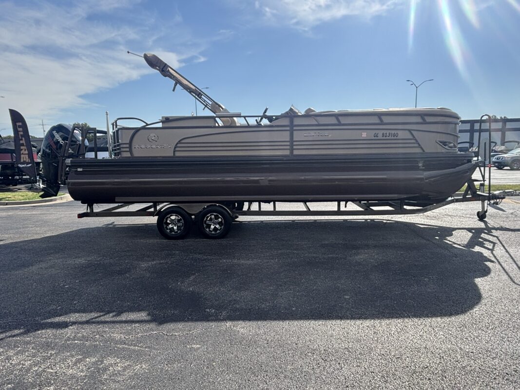 2016 Tracker Regency 254 LE3