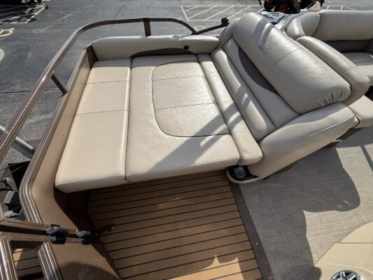 2016 Tracker Regency 254 LE3