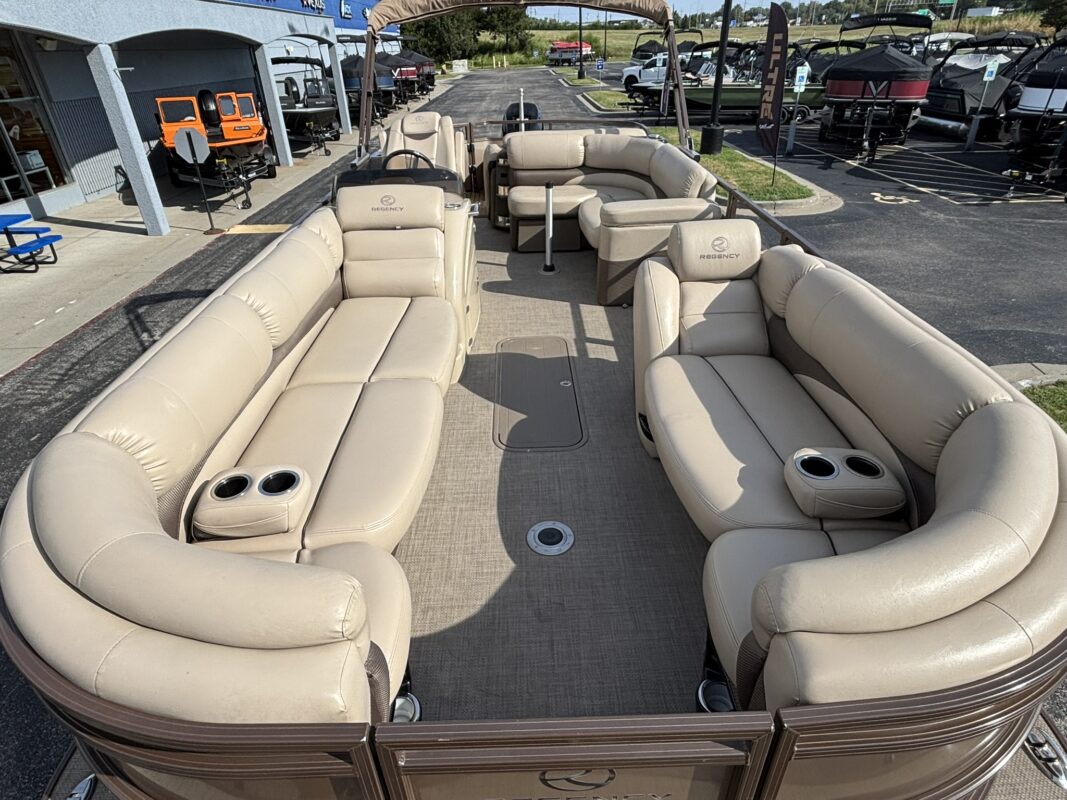 2016 Tracker Regency 254 LE3
