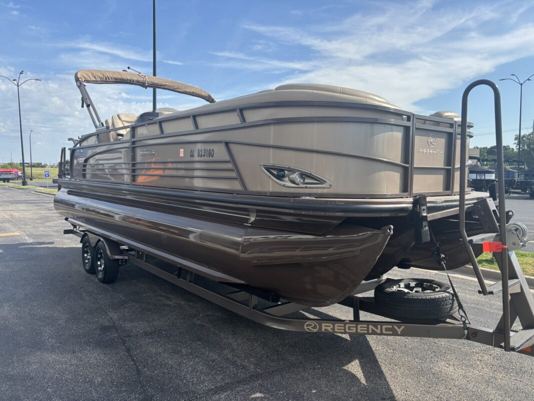 2016 Tracker Regency 254 LE3