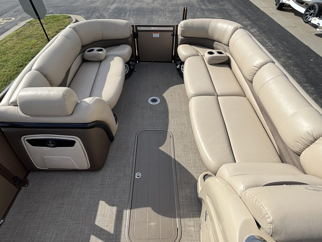2016 Tracker Regency 254 LE3