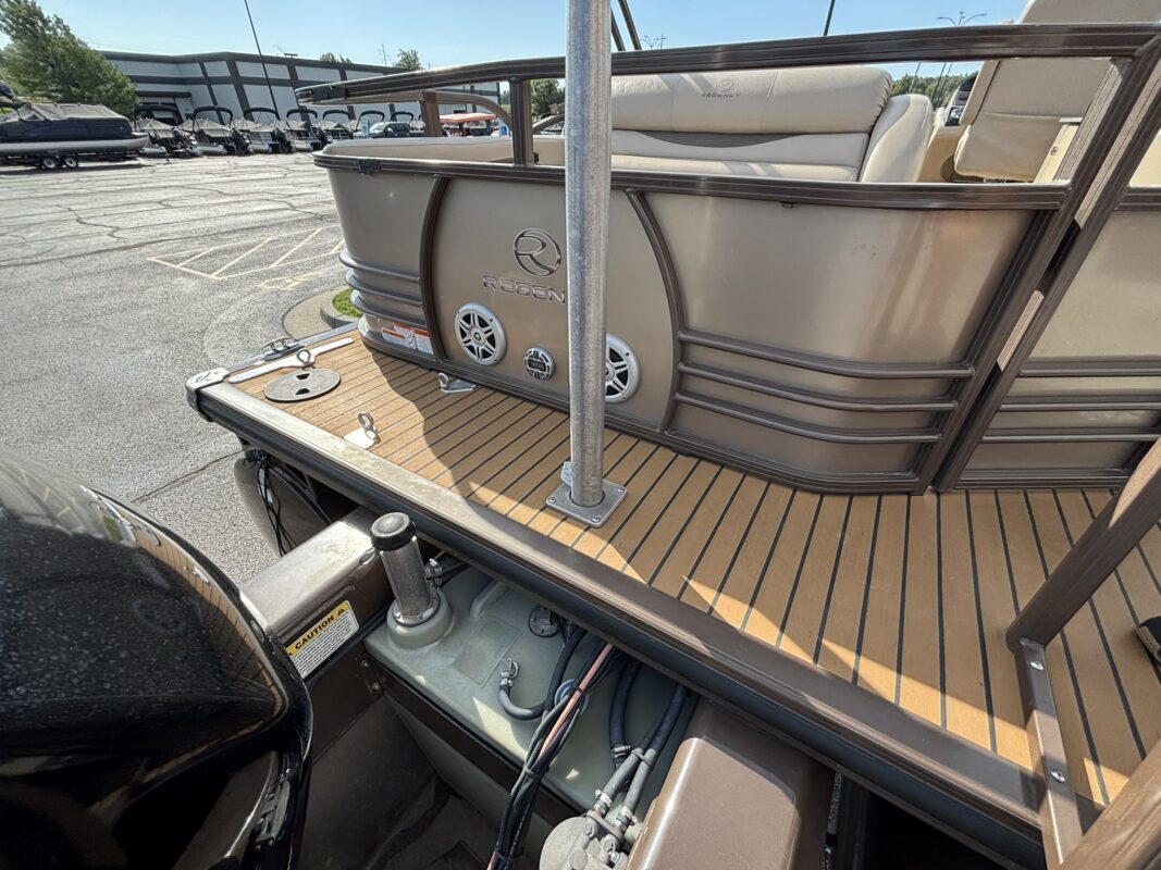 2016 Tracker Regency 254 LE3