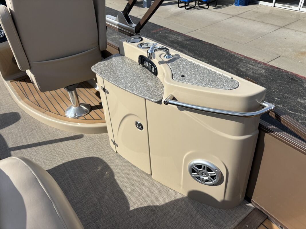 2016 Tracker Regency 254 LE3