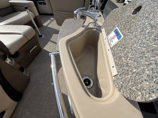 2016 Tracker Regency 254 LE3